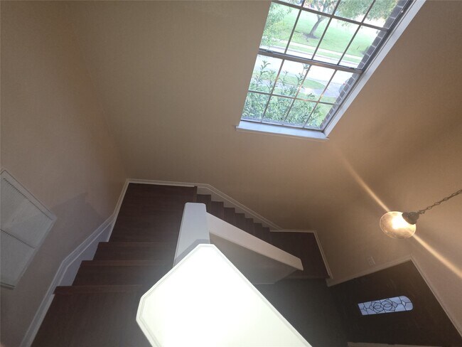 Building Photo - 1907 Summerfield Pl