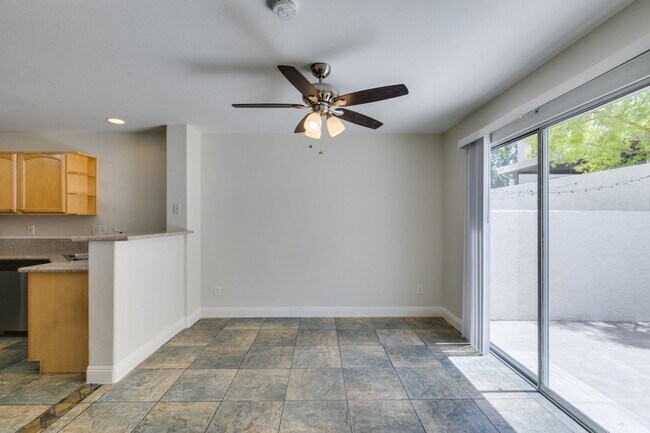 Building Photo - Modern 2 Bed, 2.5 Bath Henderson Townhome