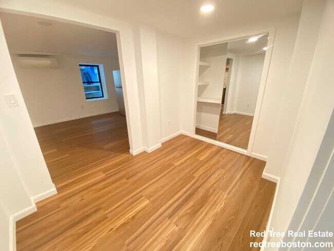 Building Photo - 688 Parker St