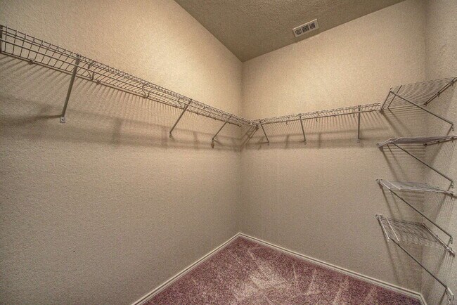 Building Photo - BEAUTIFUL HOME OFFERING 50% OFF 1ST MONTH'S RENT!!