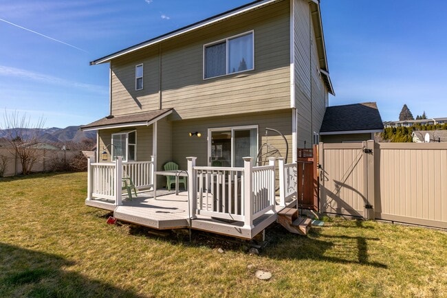 Building Photo - Beautiful 3 Bedroom 2.5 bath home with 2 c...