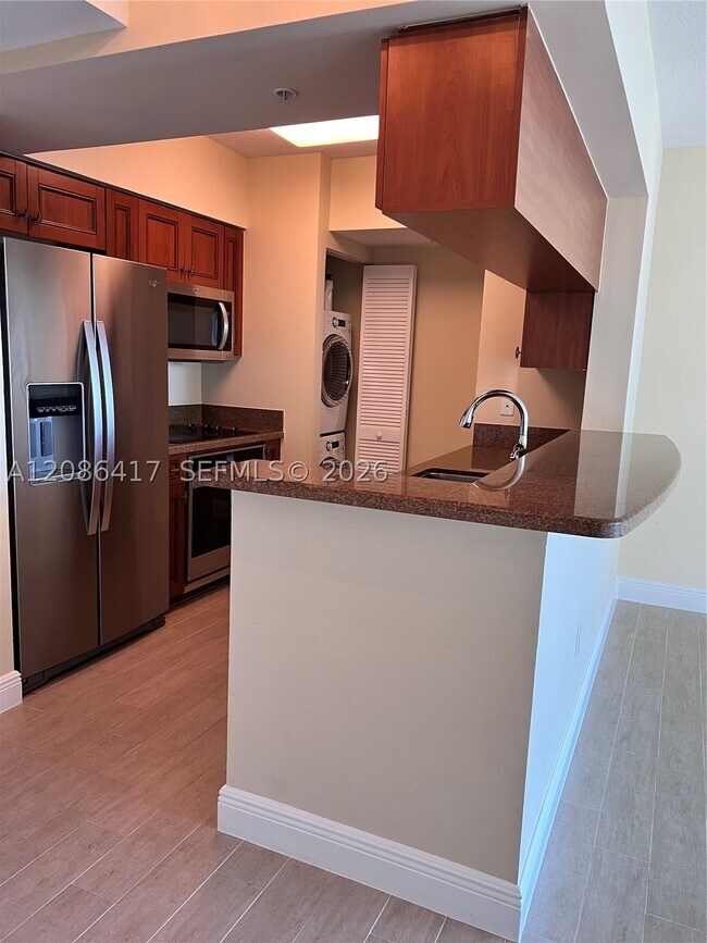Building Photo - 347 N New River Dr E