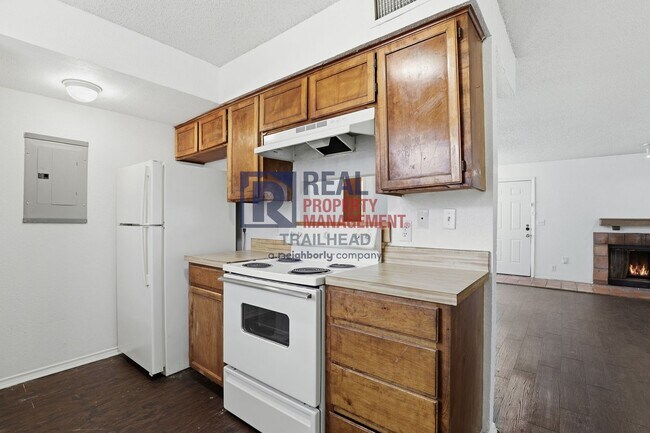 Building Photo - Well-Designed 2 Bedroom Townhome Near Camp Bowie