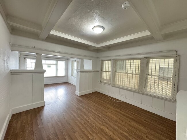 Building Photo - 458 W Vernon Ave