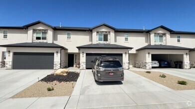 Building Photo - Looks Almost Brand New Townhome! In Fiddle...