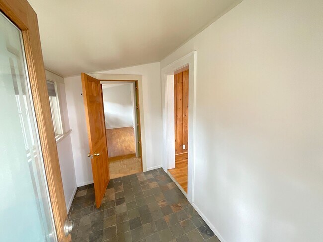 Building Photo - 1 Bedroom Home Available Near W Pikes Peak...
