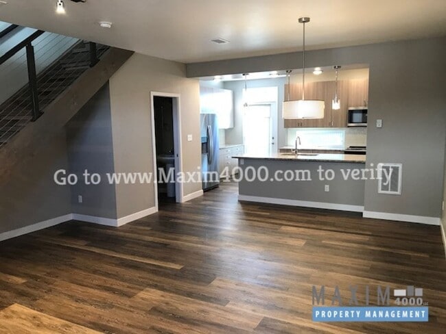 Building Photo - 859 Struthers Ave
