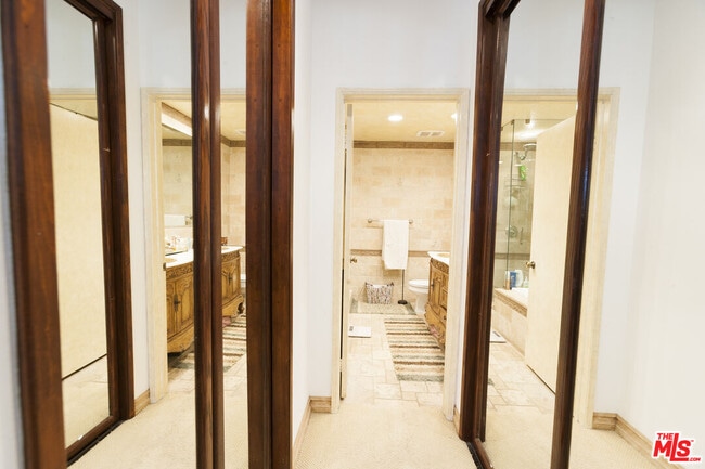 Building Photo - 310 Tahiti Way
