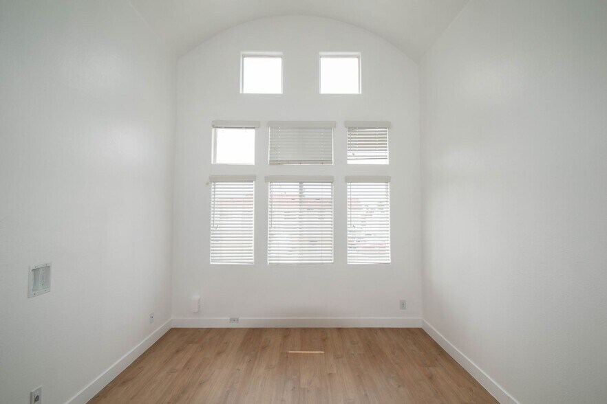 Building Photo - 425 N Alvarado St