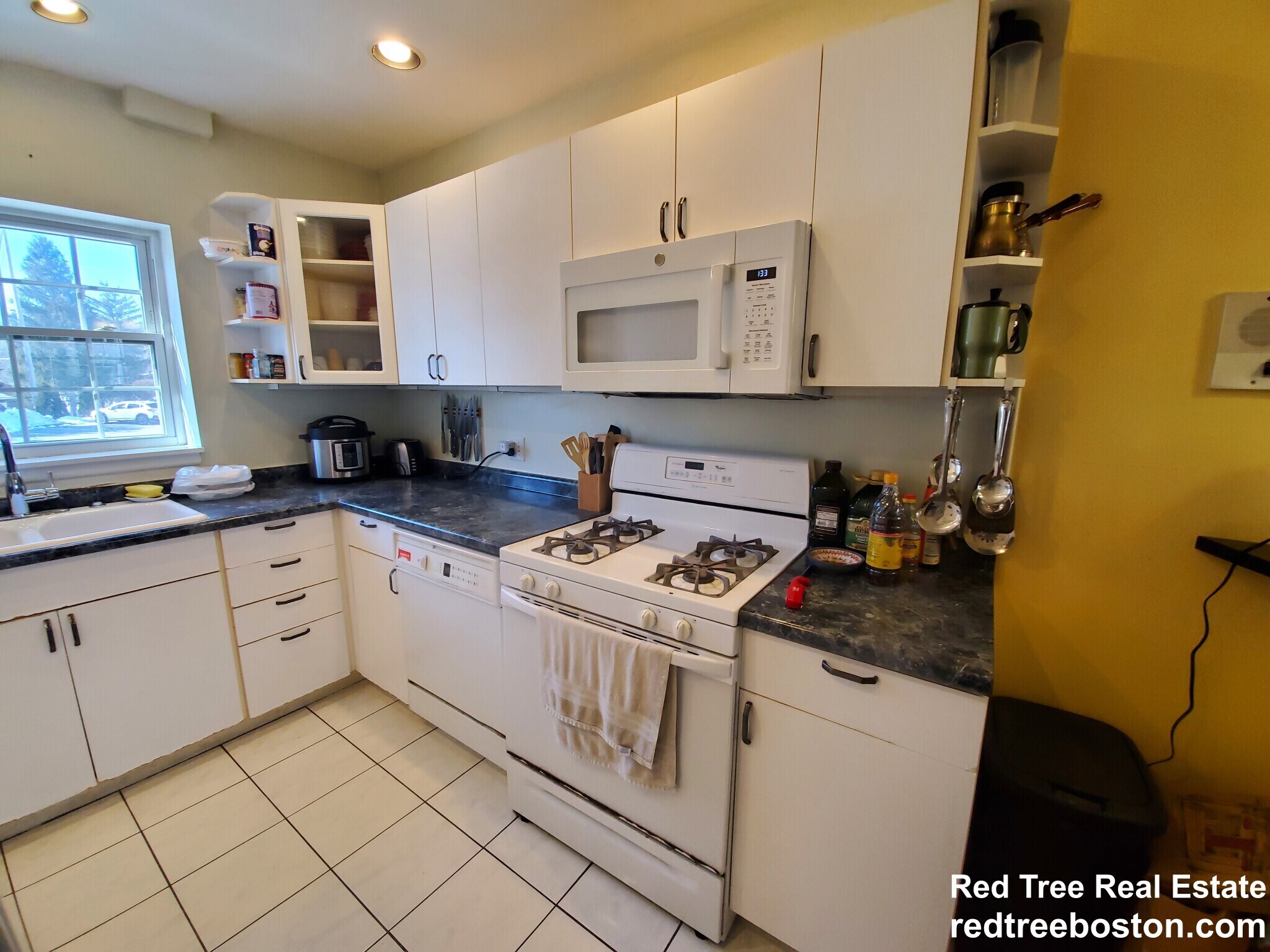 Building Photo - 162 Lake Shore Rd