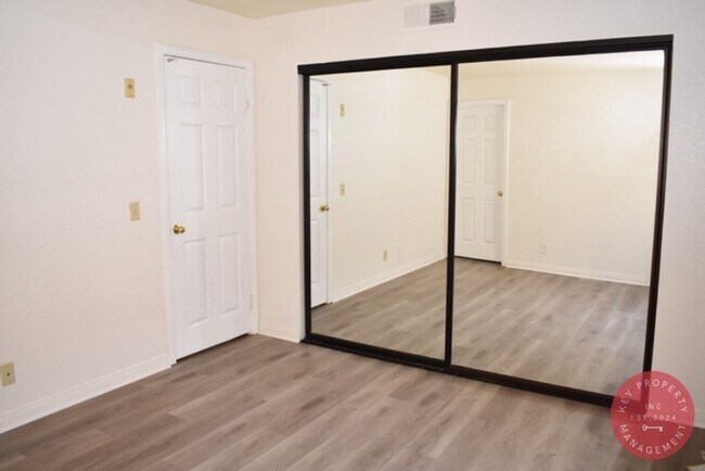 Building Photo - Charming 3-Bedroom Condo in the Heart of L...