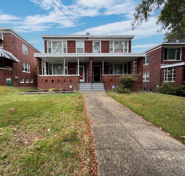 Primary Photo - Lovely 3 BR/2 BA Semi-Detached Home in Nor...