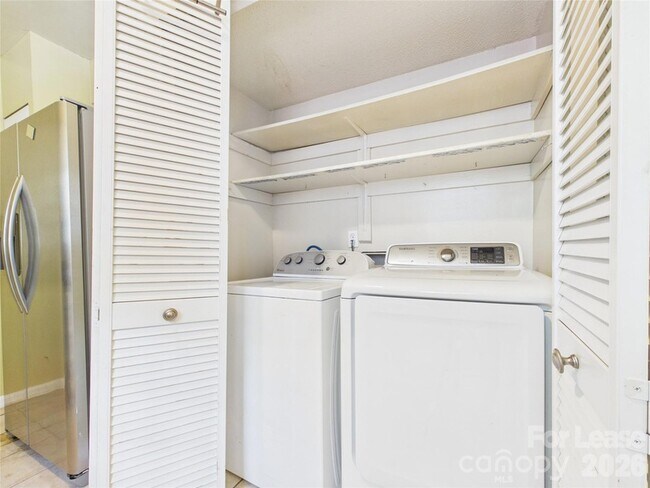 Building Photo - 8811 Hunter Ridge Dr