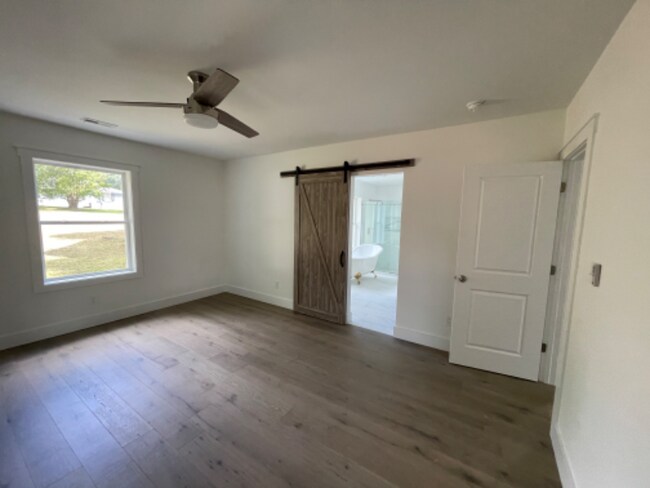 Building Photo - 423 W Main St