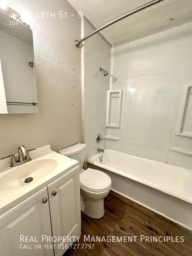 Building Photo - Pet Friendly - Completely Renovated 3rd Fl...