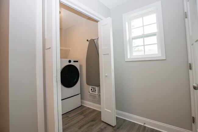 Building Photo - Charming 3-bedroom, 2.5-bath home nestled in the heart of Carthage