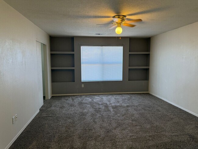 Building Photo - 4 Br, 2.5 Bath, loft upstairs, landscaped ...
