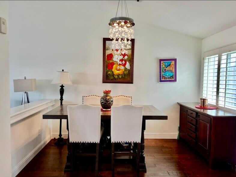 Large dining area - 3666 3rd Ave