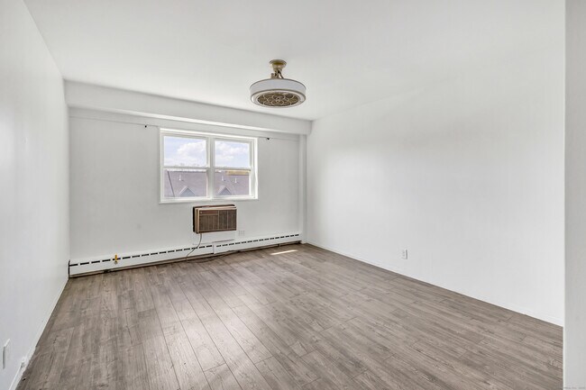 Building Photo - 25 Cartright St
