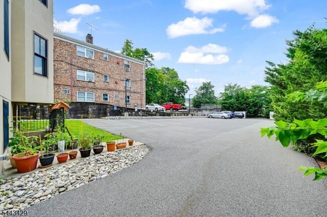 Building Photo - 52 Elm St