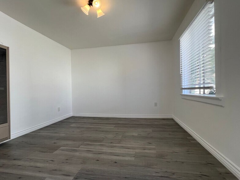 Building Photo - 720 N Guadalupe Ave