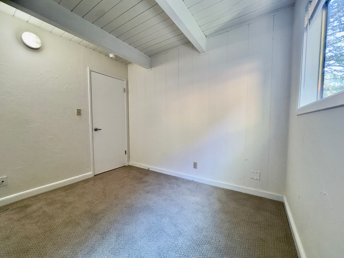 Building Photo - 6583 Valley View Rd