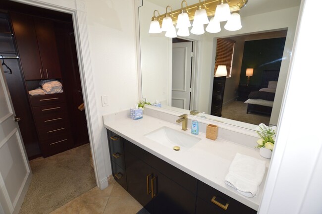 Building Photo - Newly Remodeled & Furnished Luxury Condo R...