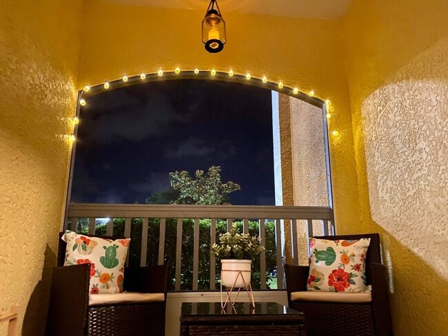 Building Photo - Amazing Furnished or Unfurnished 2-Bedroom Condo in Seminole – Steps from the Beach!