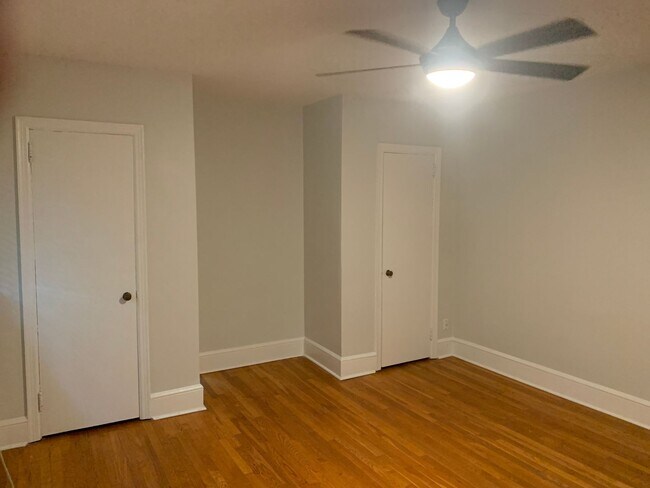 Building Photo - Cozy Condo located in the Queen Selwyn Com...