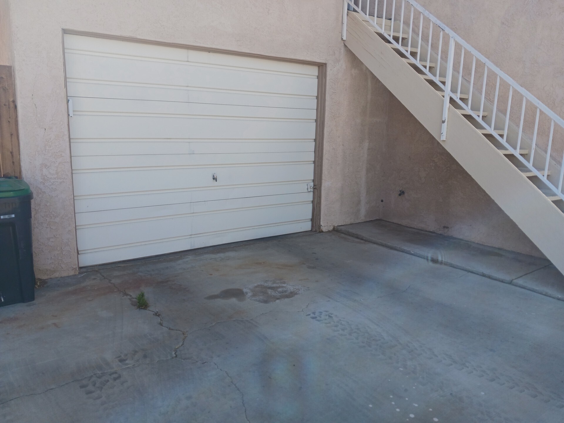 Single car garage - 437 S Sunset St