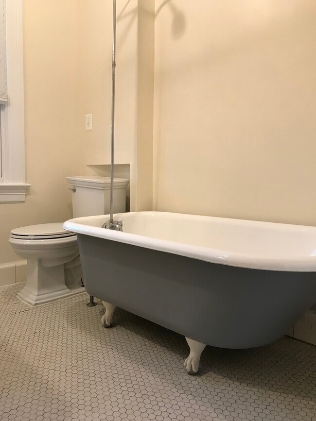 Building Photo - 1816 A St SE