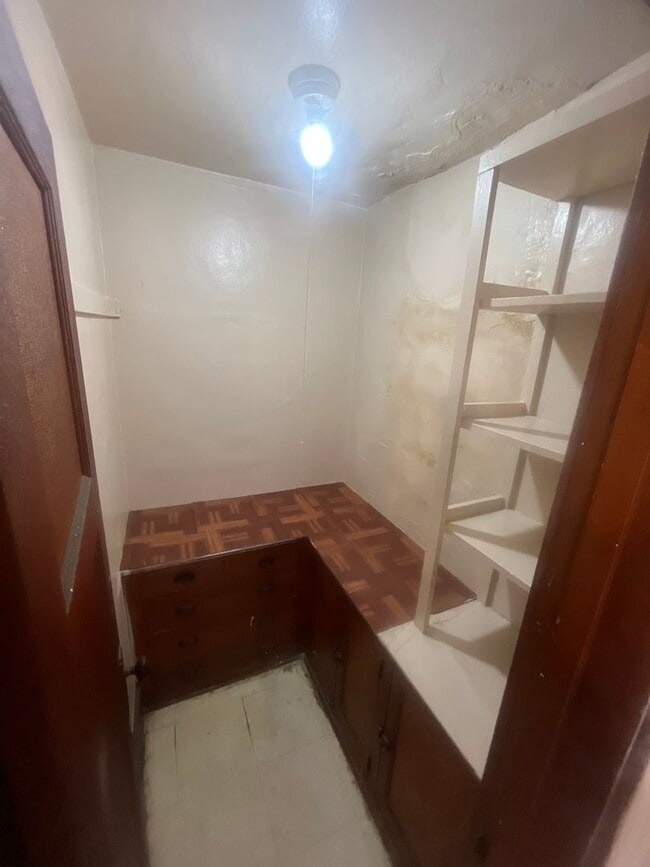 Building Photo - Spacious 2-Bedroom Upper Duplex