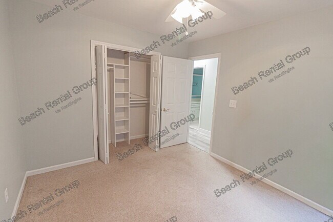Building Photo - 33 Shadow Moss Pl