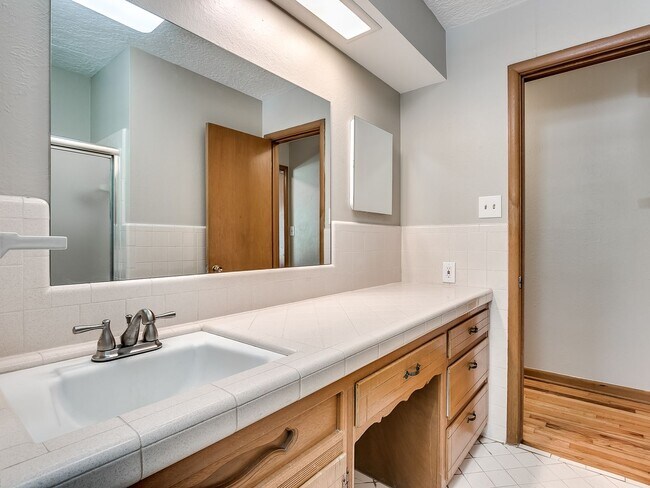 Building Photo - 908 Birch Dr