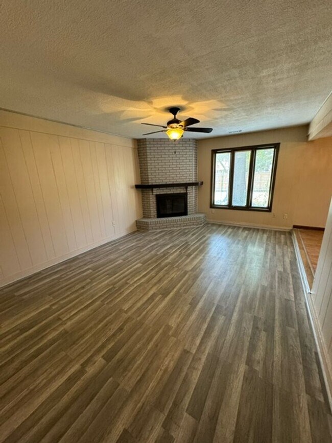 Building Photo - 4919 Montcalm Ct