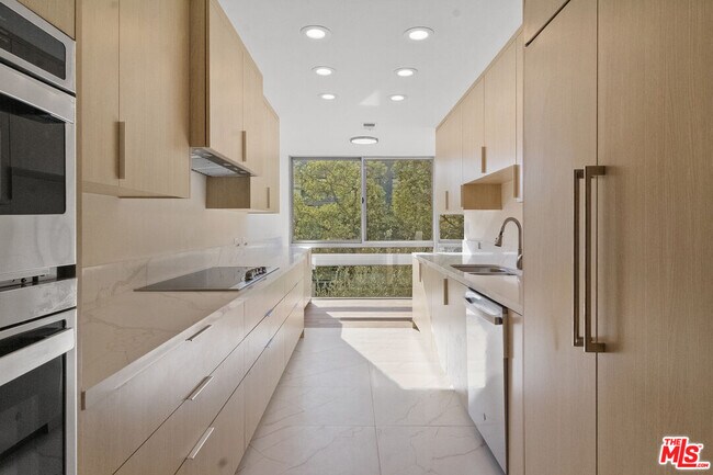 Building Photo - 320 N Maple Dr