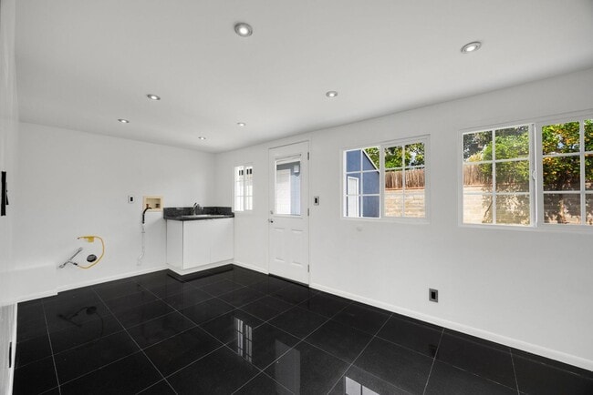 Building Photo - Adorable 2 Bed / 1 Bath