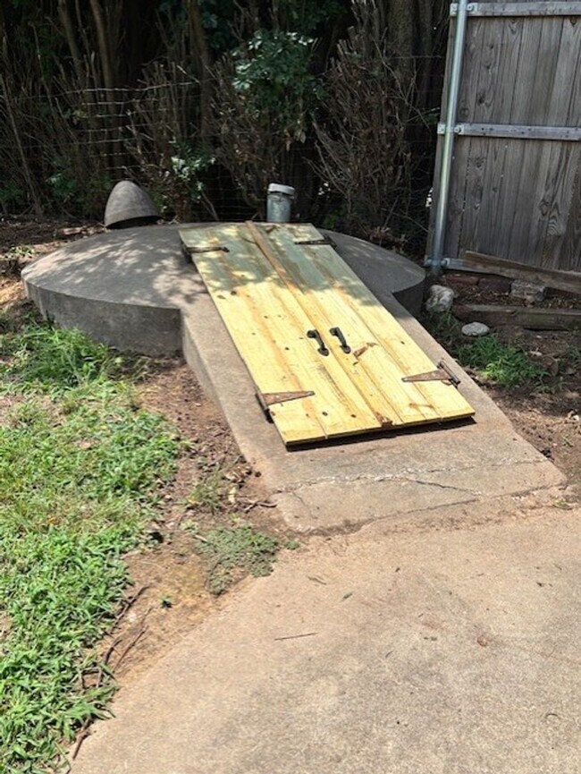 Building Photo - (3) Bed/(2) Bath with Storm Shelter and Mo...