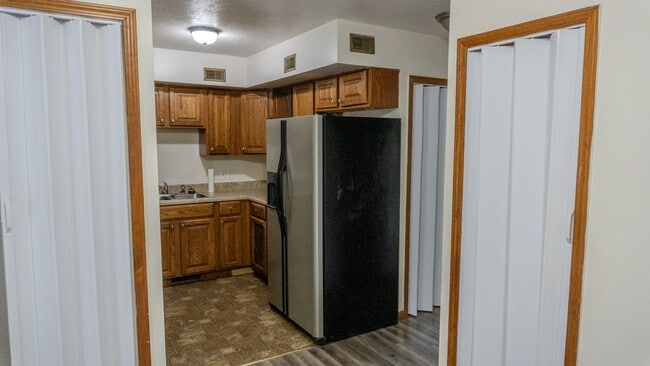 Building Photo - Updated 3-Bedroom Townhouse in Convenient Toledo Location