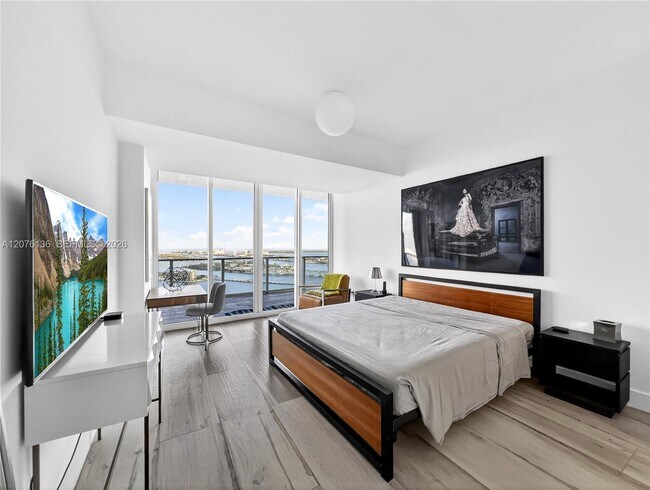 Building Photo - 2020 N Bayshore Dr