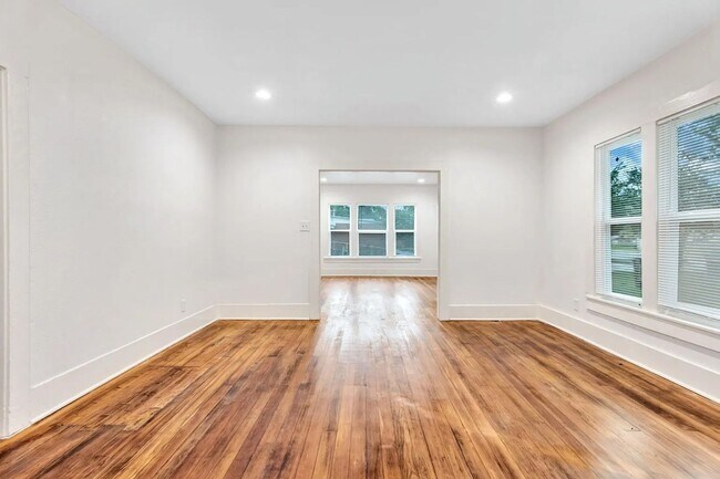 Building Photo - 425 E Sears St