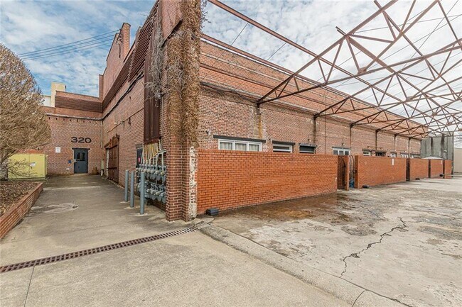 Building Photo - 320 Peters St SW