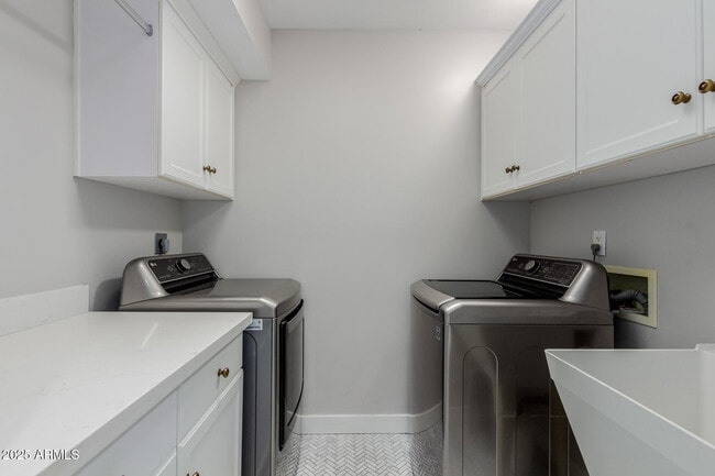 Building Photo - 5001 E Mitchell Dr