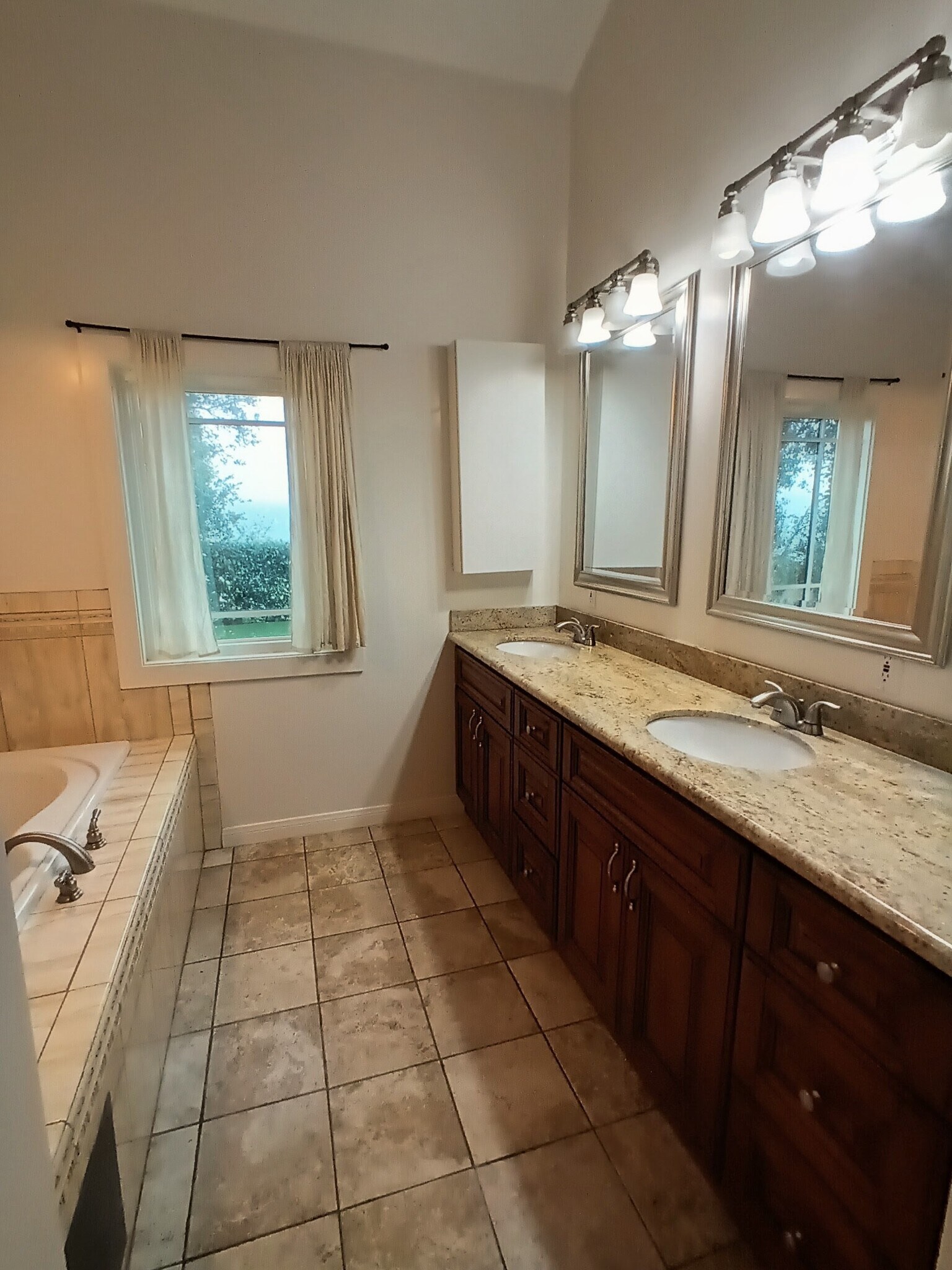 Building Photo - 1572 Silverwood Dr