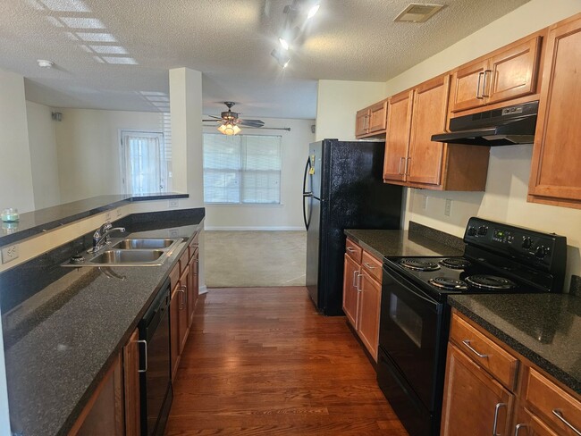 Building Photo - 2 Bedrooms, 2.5 Baths Townhouse located in...