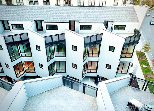 Building Photo - 1056 Kenilworth Ave