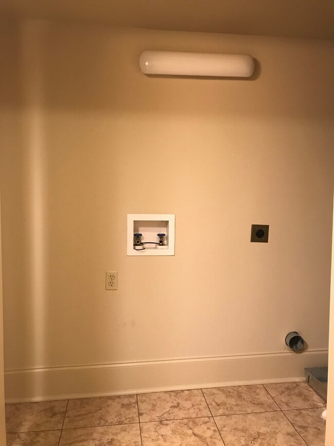 Building Photo - 3 Bedroom 2 bath home