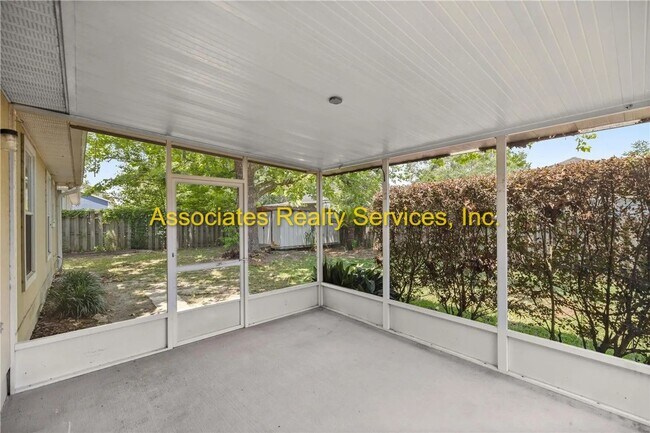 Building Photo - Charming, spacious 3bed/2bath home w/ office, screened patio & double car garage in Northridge su...