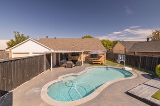 Building Photo - 864 Warwick Dr