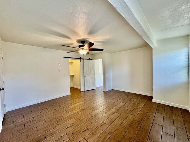 Building Photo - Midvale beauty 3 bed 2 bath